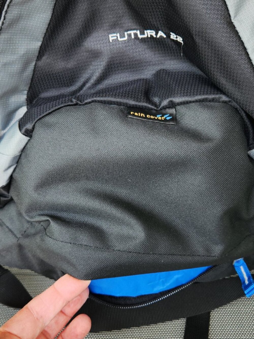 Deuter Sport Futura 22 Liter Backpack Day Pack Black Gray Blue, Like New Cond. - Picture 7 of 13